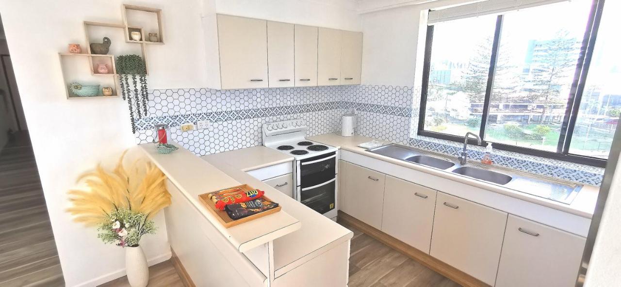 Beachside Apartment In The Heart Of Surfers Paradise - Free Parking Gold Coast Eksteriør bilde