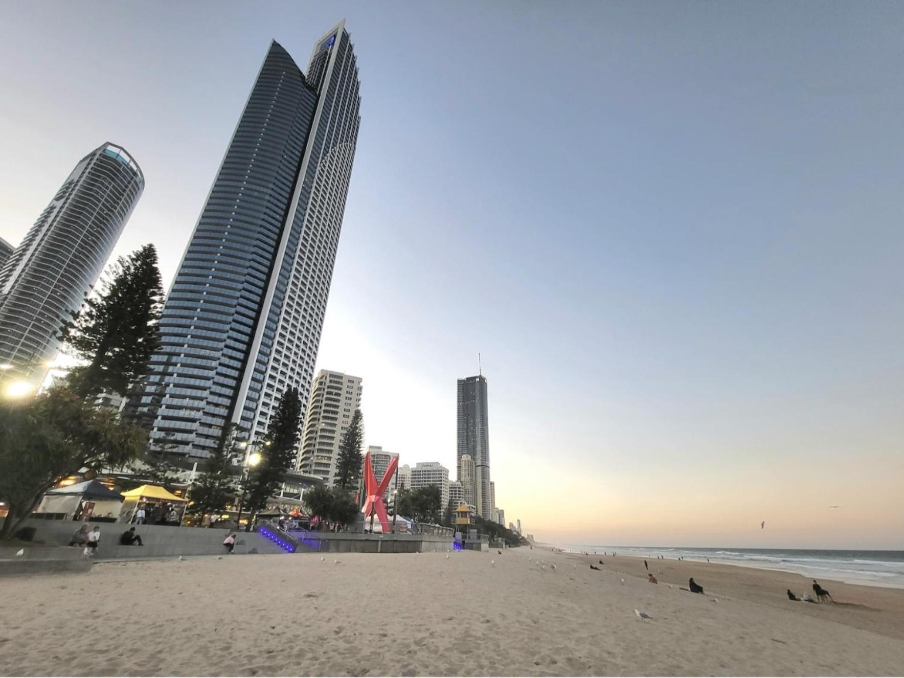 Beachside Apartment In The Heart Of Surfers Paradise - Free Parking Gold Coast Eksteriør bilde